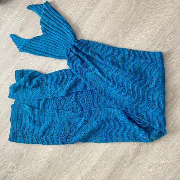 Mermaid Tail Crochet Blanket - Picture 1 of 3